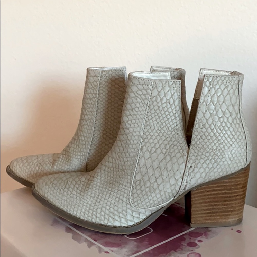 Snakeskin like cream booties
